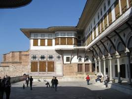 File:Favourites courtyard Topkapi March 2008.JPG