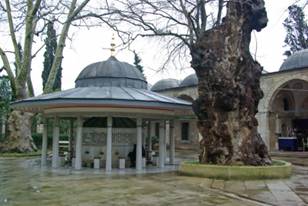 fountain in Atik Valide Mosque's garden, Şadırvan